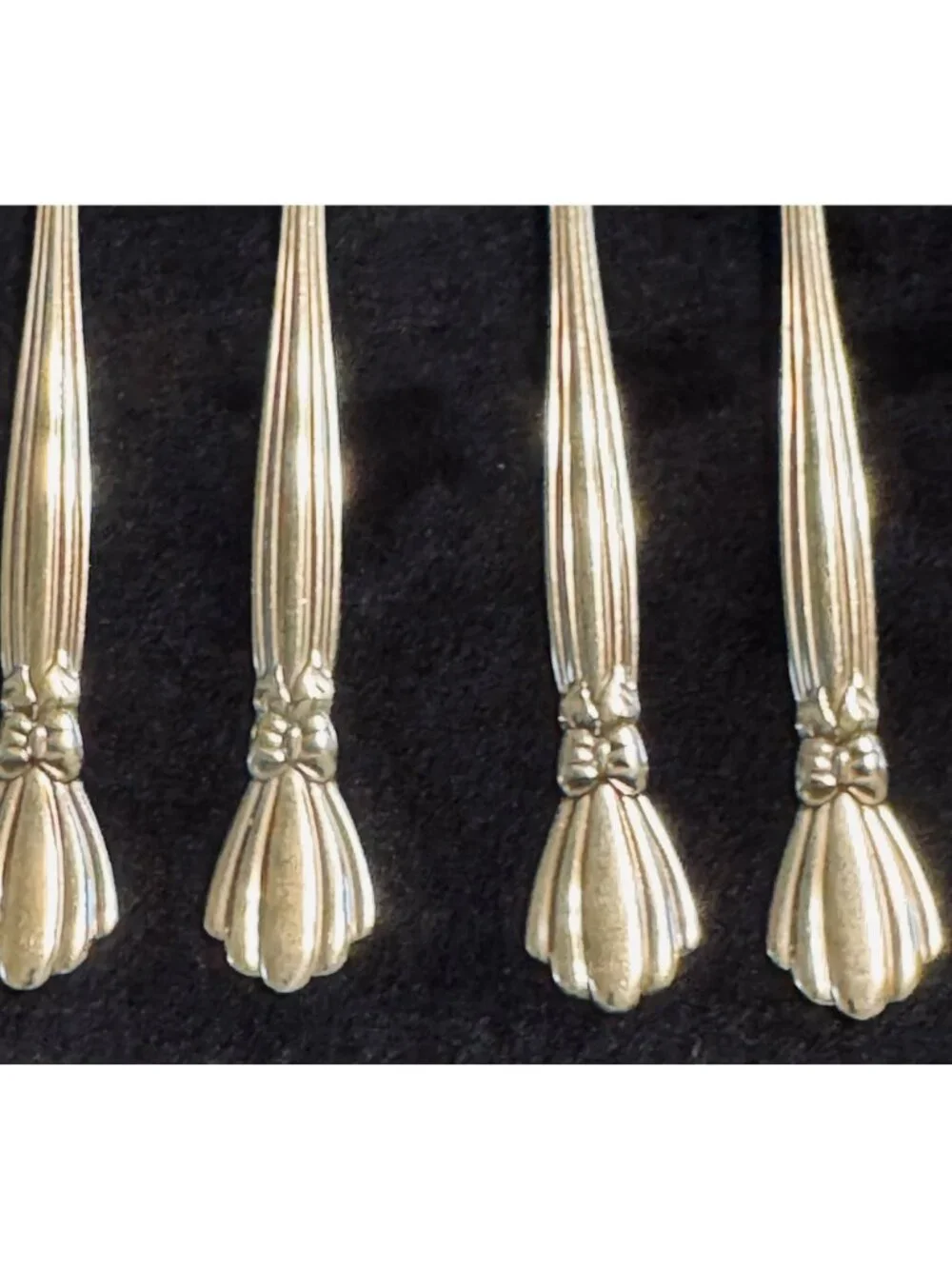 4 Oneida ALEXIS Deluxe Stainless Salad Forks Glossy Bow Silverware Flatware